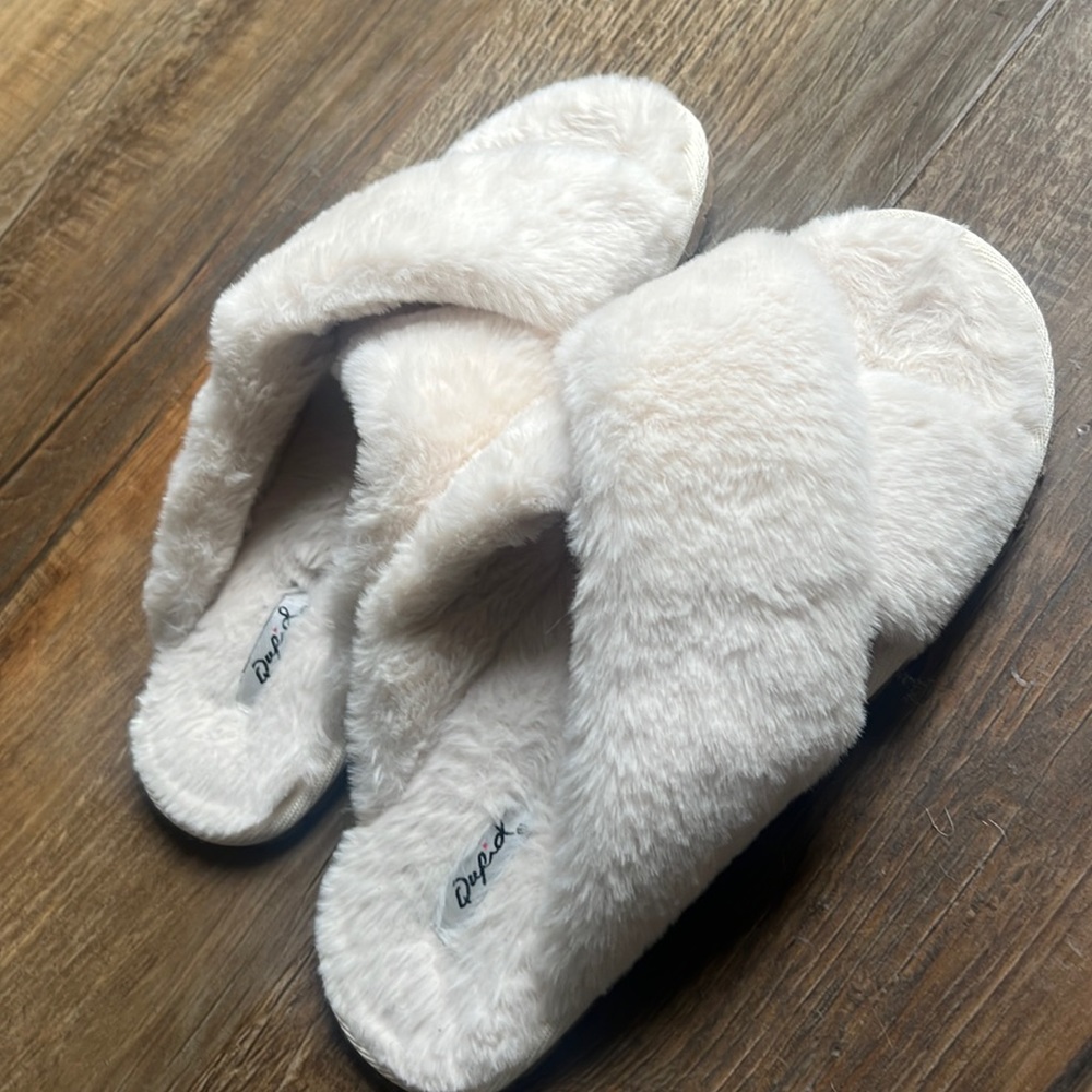 NWOT Faux Fur Slippers sz 7.5
